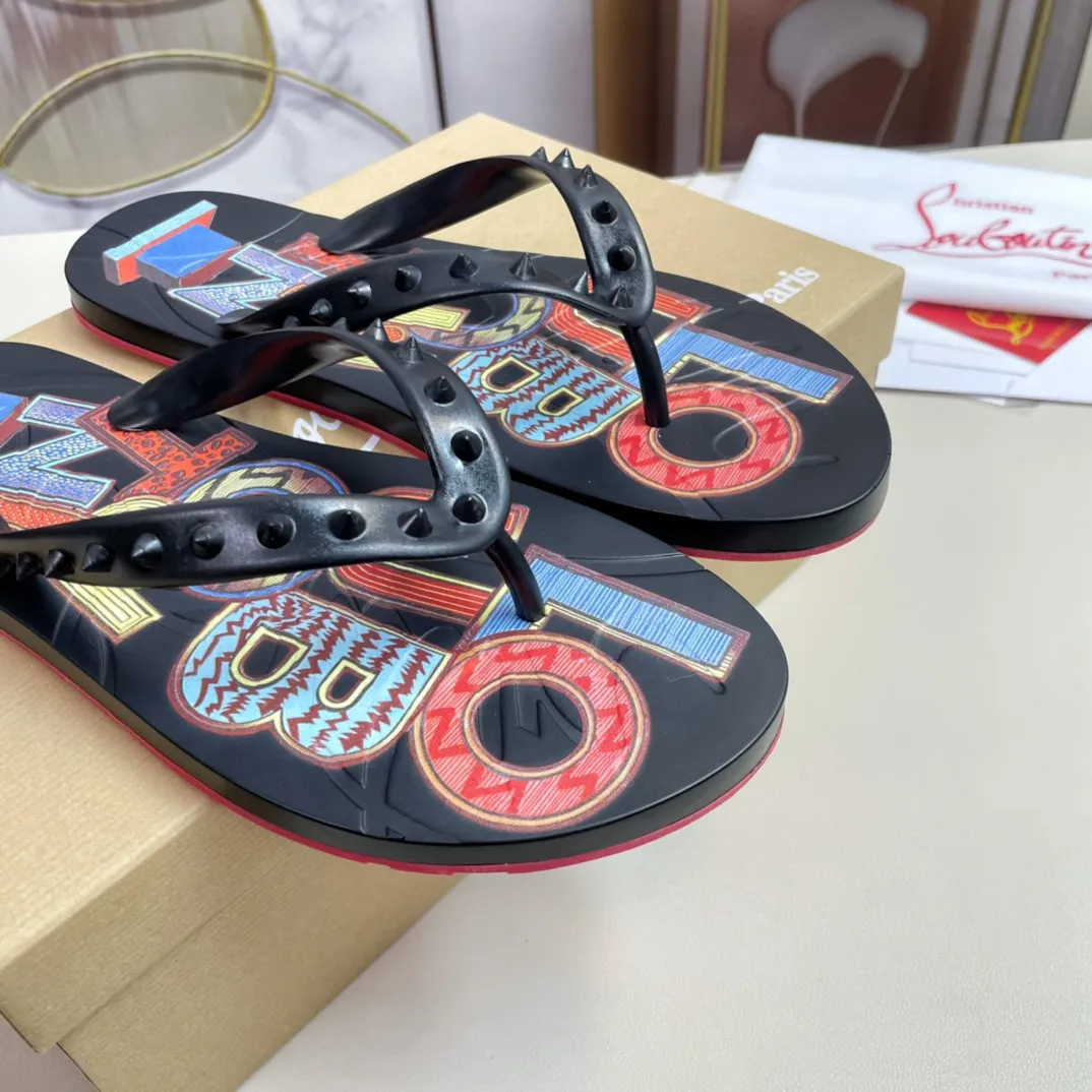 [CL red sole shoes] P: 280💰 size 38-45 Men’s classic slippers, made on the official website 1:1, the original factory specializes in original materials ➖ OEM 3D printing pattern production ➖ Original ultra-light anti-slip outsole. Super fashionable and super comfortable, handsome on the feet, a must-have for men in summer! !